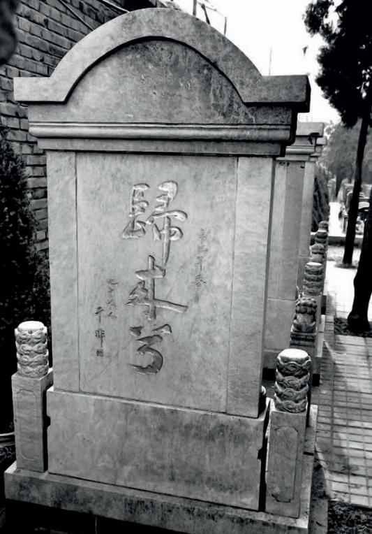 1950年某天，特务冲进宿舍，枪口对准了那名年轻女子。她面不改色，只问了一句：可