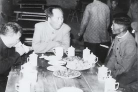 1956年，毛主席和秘书高智一行人在工作完后，外出吃了顿羊肉泡馍。就在结账时，才