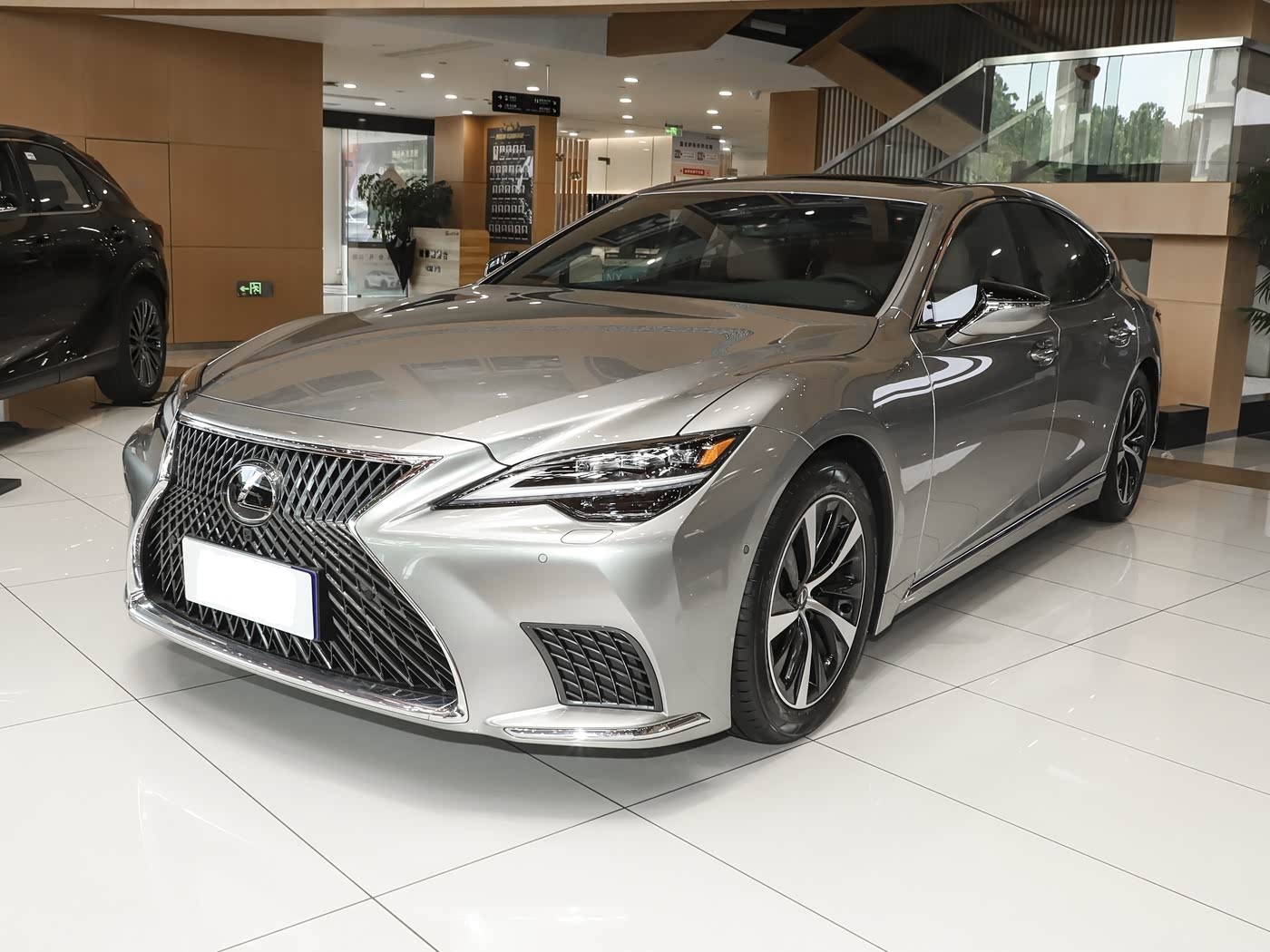 雷克萨斯大型车竞争迈巴赫！豪华外观，车长超5米2，搭载3.5