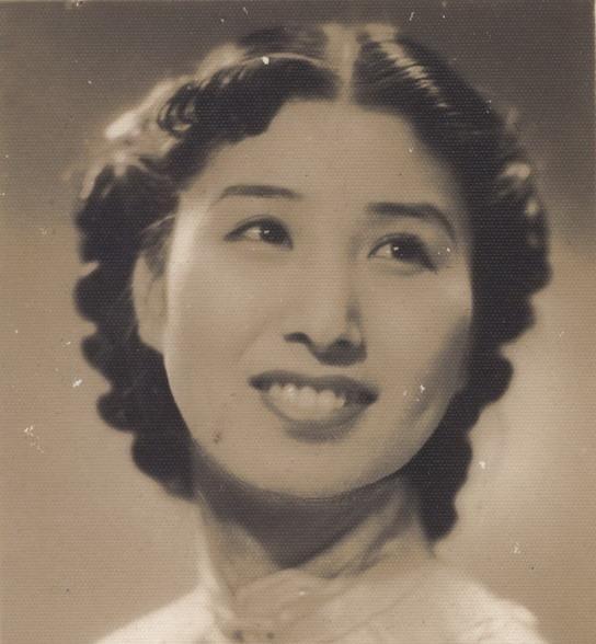 1940年，特务将她押送到城外的小树林中。特务看着她，带着猥琐的笑容说：“这么漂