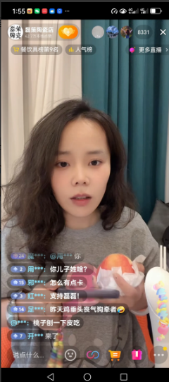 磊磊开播了，直播间一会涌进了上万人。
磊磊看到这么多人进来也很高兴，大家都让她讲