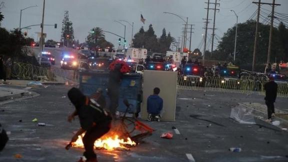 纽森终于反了，号召全美国人民共同讨贼，主持人已称纽森为“总统”
在美国加州的一个
