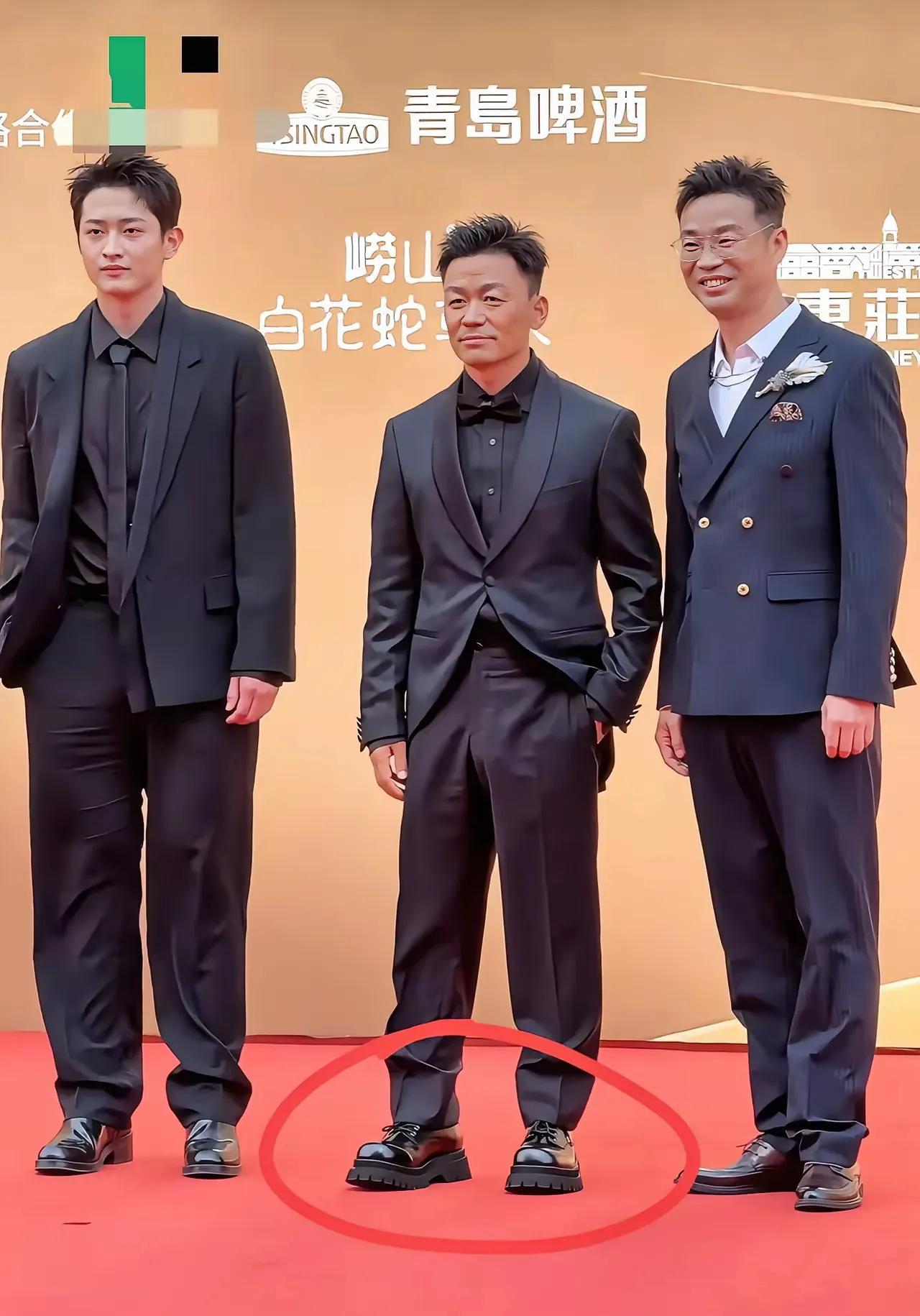 谁能信？被嘲靠厚底鞋撑场面的王宝强，
脚下踩着的不是“虚荣”，而是从草根到百亿影