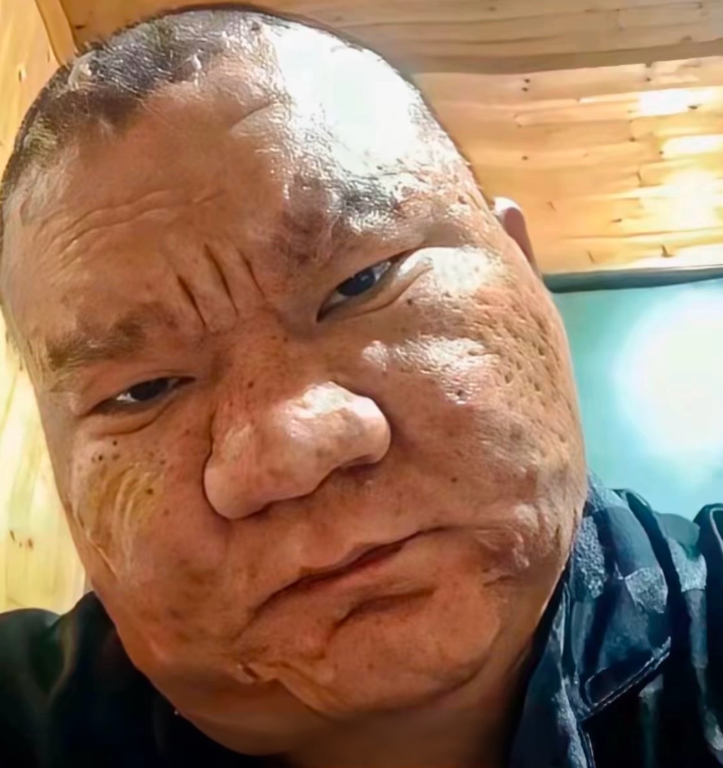 我帅吗？说实话，能接受打击。