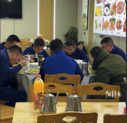 “看哭了！”4月18日，山西，消防员深夜到饭店吃饭，老板娘偷偷将饭换成超大份，还