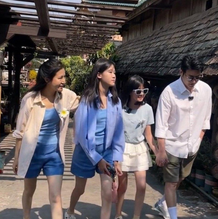 陆毅一家四口的腿太绝了，一个个都是大细长腿。两个女儿完全是随了鲍蕾的腿，看着像火