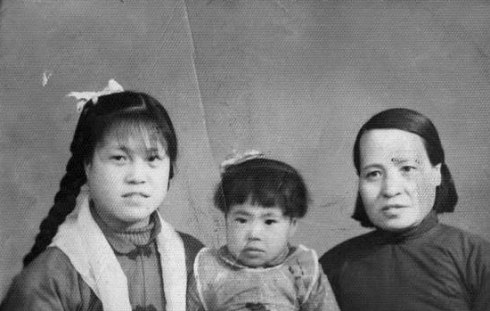 1944年正月，天寒地冻，鬼子把一个奄奄一息，光着身子的少女扔在乱石堆上！几条野