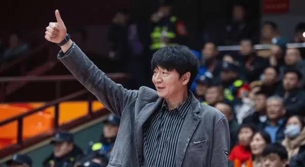 随着今晚山东男篮在常规赛收官战中客场90-116不敌辽宁男篮，原本排名第三的他们