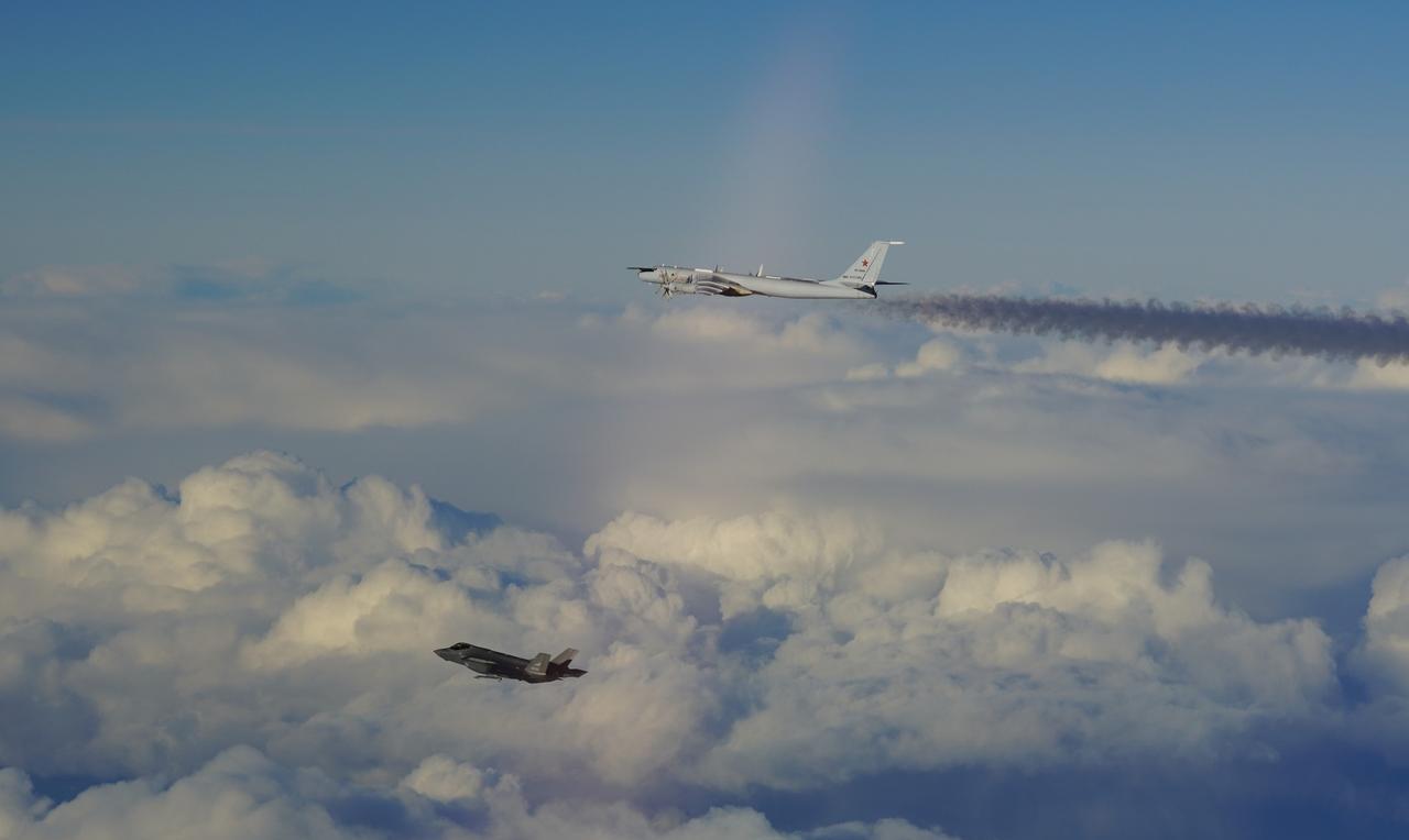 F-35A闪电II隐身战机抵近跟飞俄罗斯爷爷级图-142反潜巡逻机~~