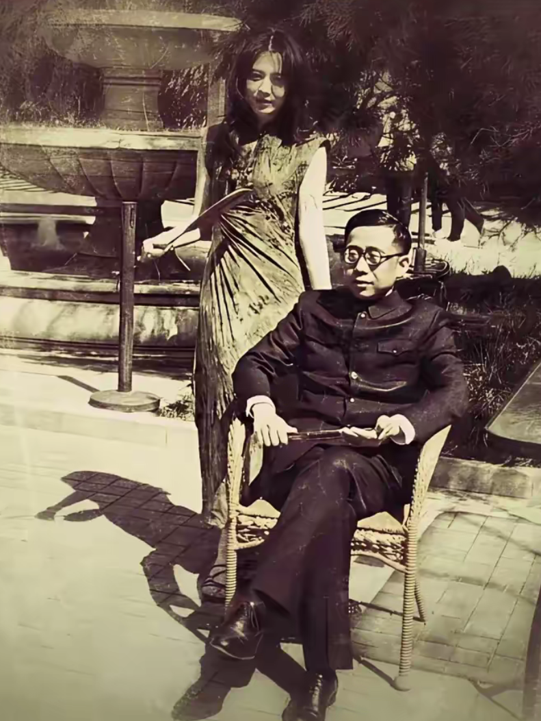 照片中的这位男士是一位大人物，你能猜出来他是谁吗？
