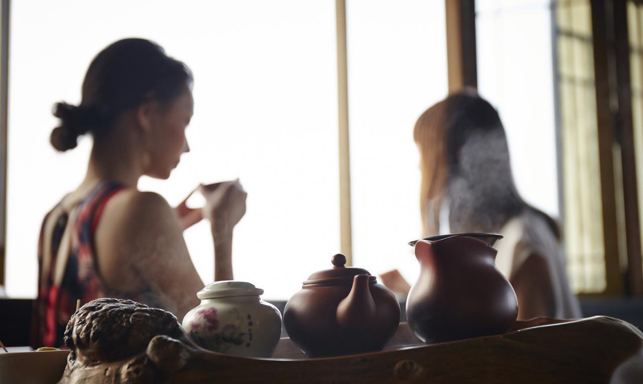 "失踪"的镇店之宝——老茶馆七天寻宝奇遇记
第一幕：惊堂木一响，悬念开场
"昨儿