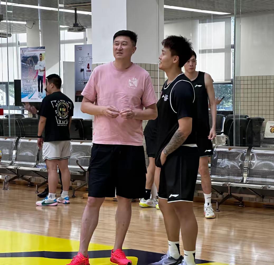 杜锋全运会对三人态度截然不同。
      全运会中，赵睿回归，广东队黑白矮齐聚