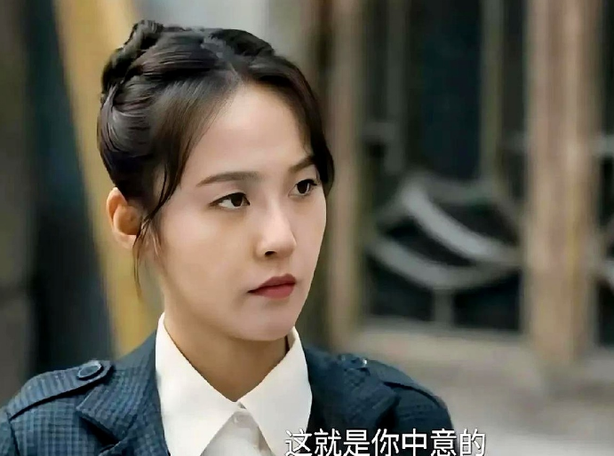 《潜渊》：真相大白，原来他的身份就是梁朔，情报科梁处长。

梁朔前脚刚踏进76号