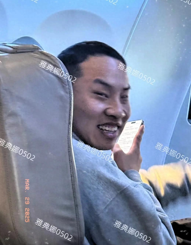 谁懂跟徐志胜坐同一班飞机，他突然回头冲你莞尔一笑的杀伤力!