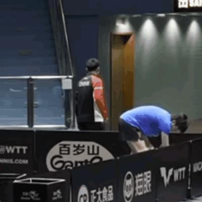 都为王楚钦挺进八强开心，
却很少有人知道，
上场前他还吃药，
因为腿又过敏了！