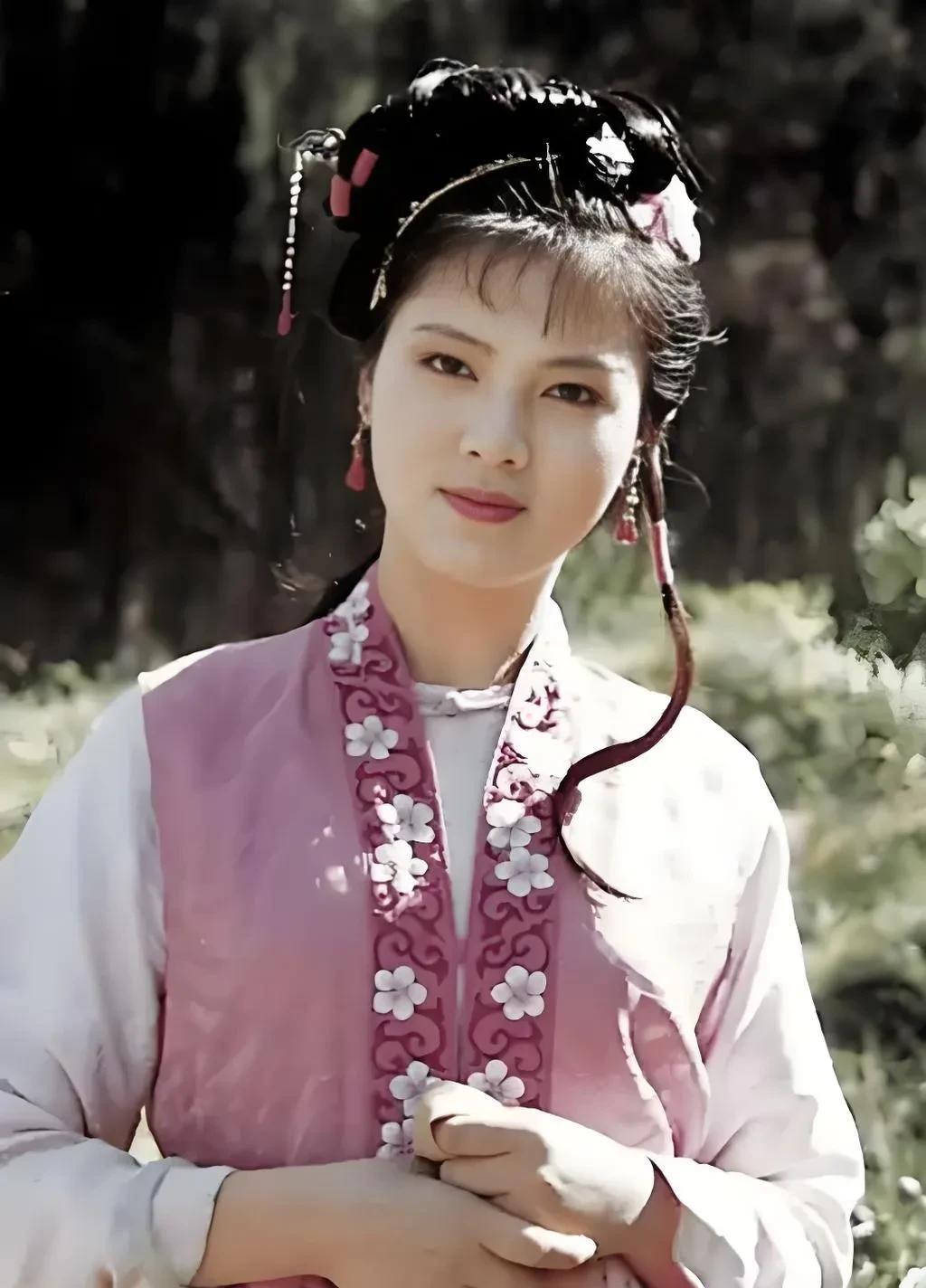 八三版红楼梦袭人的饰演者袁玫说，她刚进剧组那会儿，是想演王熙凤的。
《红楼梦》开