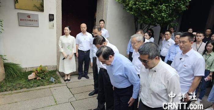马英九在福州二度哽咽
马英九率“大九学堂”青年学员赴大陆参访，今天参观福州“三坊