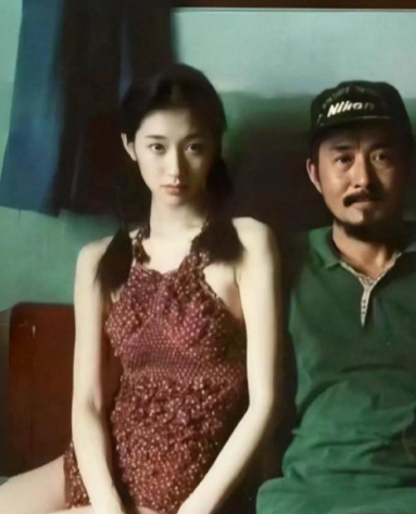 1990年14岁的李小冉，网传外号是墙皮，因为像墙一样白，已经把她的同校同学陈数