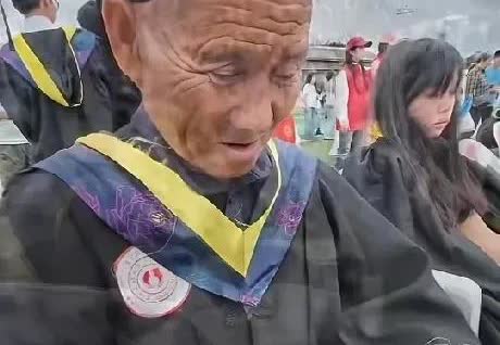 贵州一大学生骗老爸来参加毕业典礼

 自己送外卖攒钱带老人逛贵阳

 这