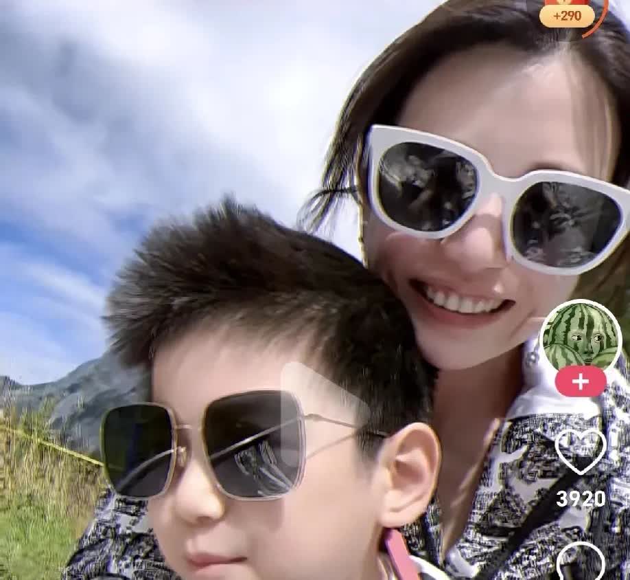 离婚后陈妍希带儿子过的多好，还是帅气，长的是英俊潇洒，跟妈妈一起好开心哦
