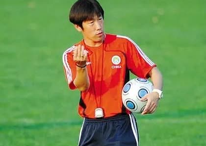 日本国家队主教练--森保一

日本足协也请过像特鲁西埃担任国家队主教练，但是