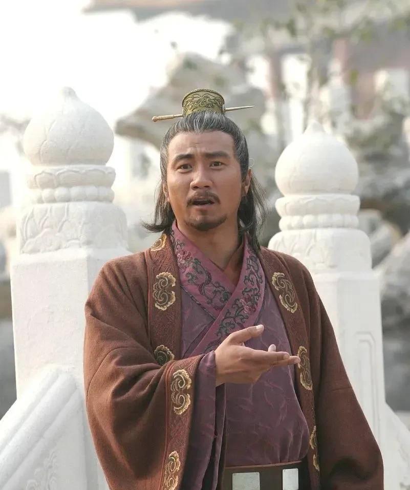 一天朱元璋想找理由杀了沈万三，指着猪蹄子问：“万三，这是什么菜？”沈万三当然知道