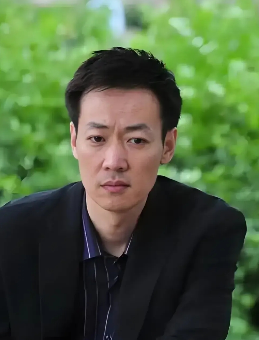 辛柏青他应该，也很苦恼吧！
一边是自己的妻子去世不久，一边是自己从来不炒作自己。