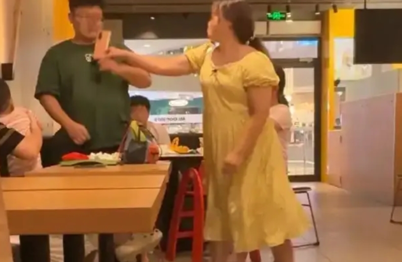 脏话辱骂、动手打人，这下舒服了，喜提“5日牢饭”。广东一女子，在快餐店就餐时，因
