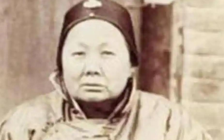 赌王何鸿燊的太奶奶施娣生完第5个孩子时，突然发现钱都不见了，丈夫也不再回家，悲痛