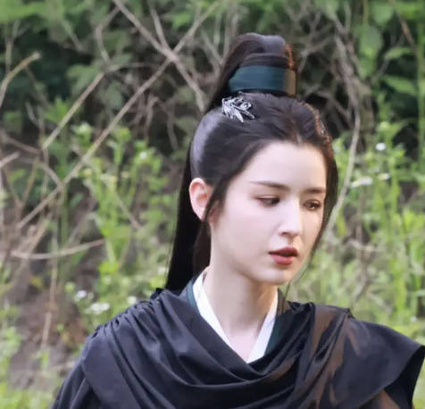 哈妮克孜<锦月令>拍摄现场，补妆熟练且笑容甜美