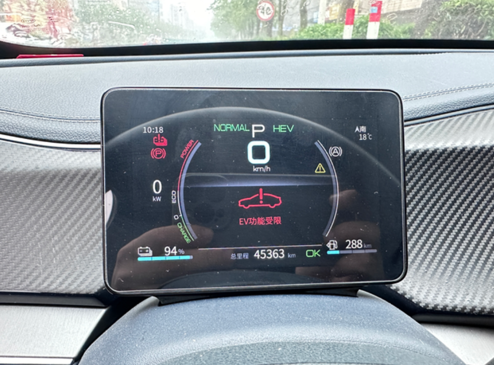 比亚迪的电池一坏就要返厂维修20多天
最近清明下大雨，路面有积水，过完积水车辆开