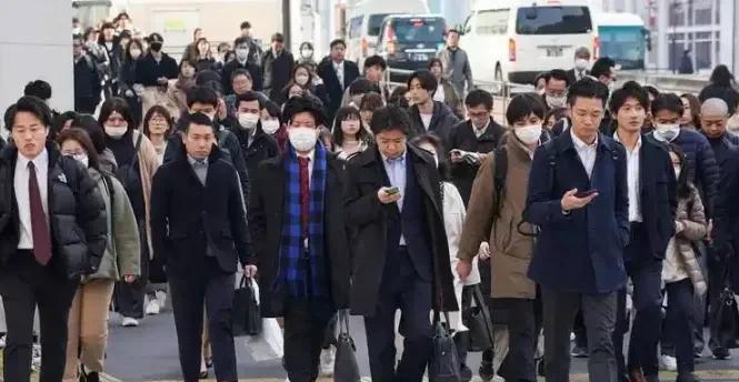 单身要付出代价，日本即将推行单身税。
这项制度将于2026年4月实施，单身者每人