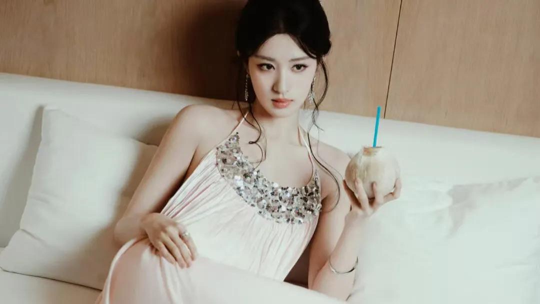 “身材天花板”王楚然有多绝？高挑神颜杀，一颦一笑都是风情万种