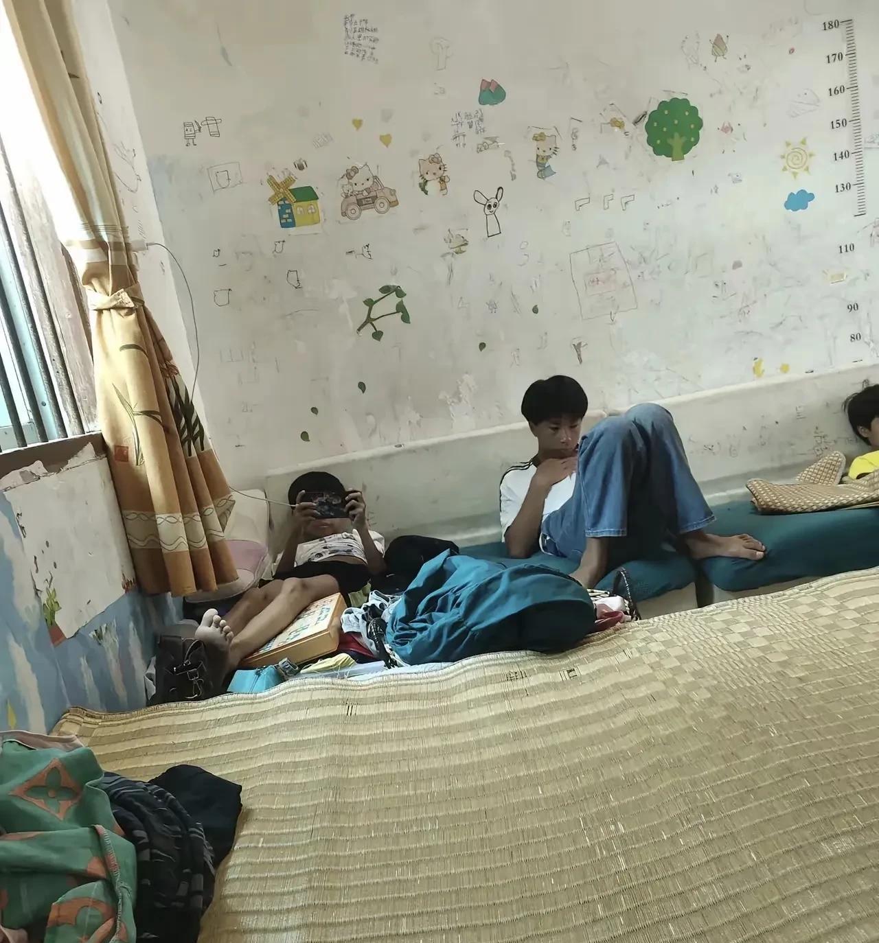 暑假回故乡，瞧见几个孩子躺在草席上各自玩着手机，这一幕实在令人担忧。如今，农村孩