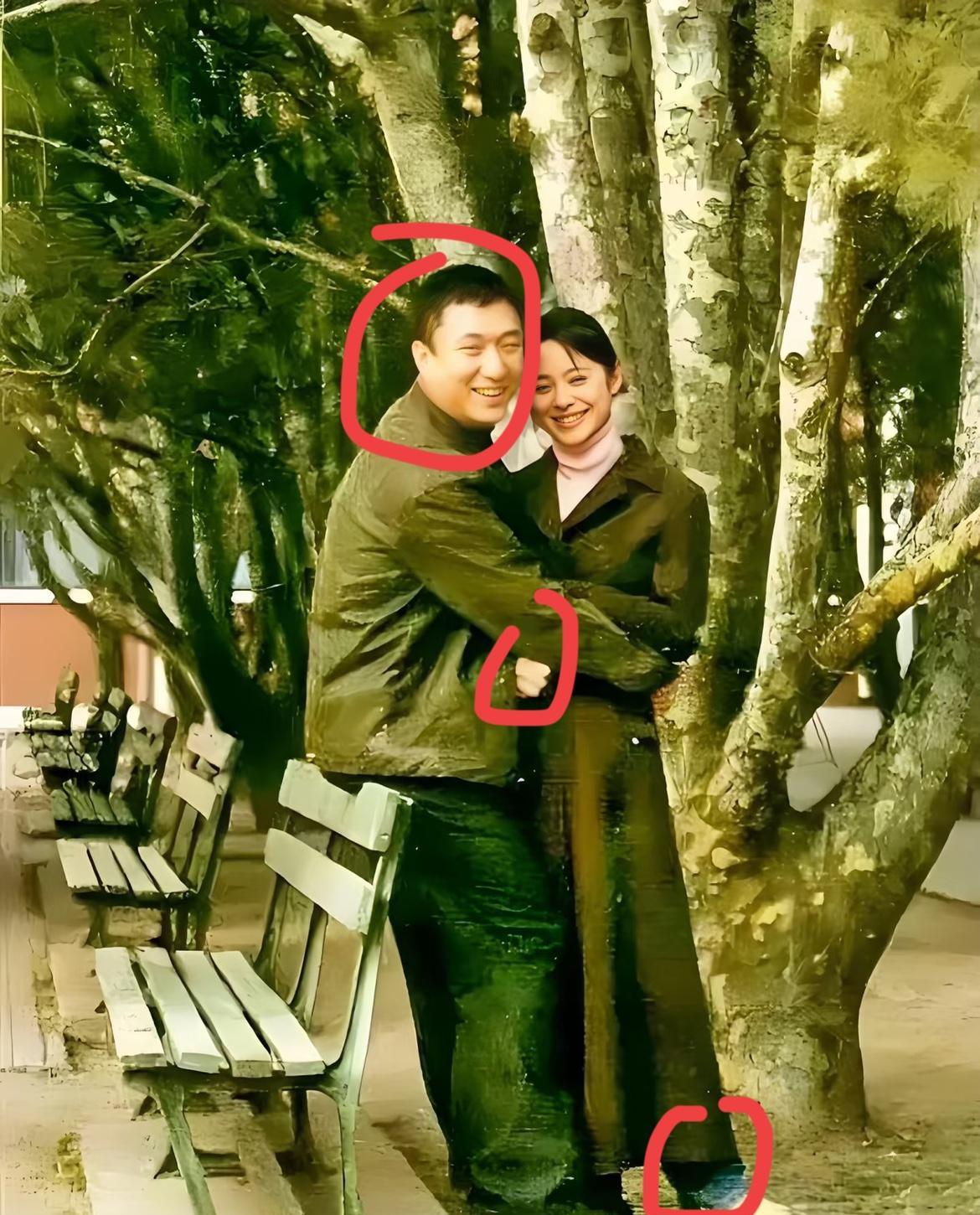 这张老照片里，
和张嘉译合影的女孩子是谁啊？
照片有点旧，但能看出是个美人，不是