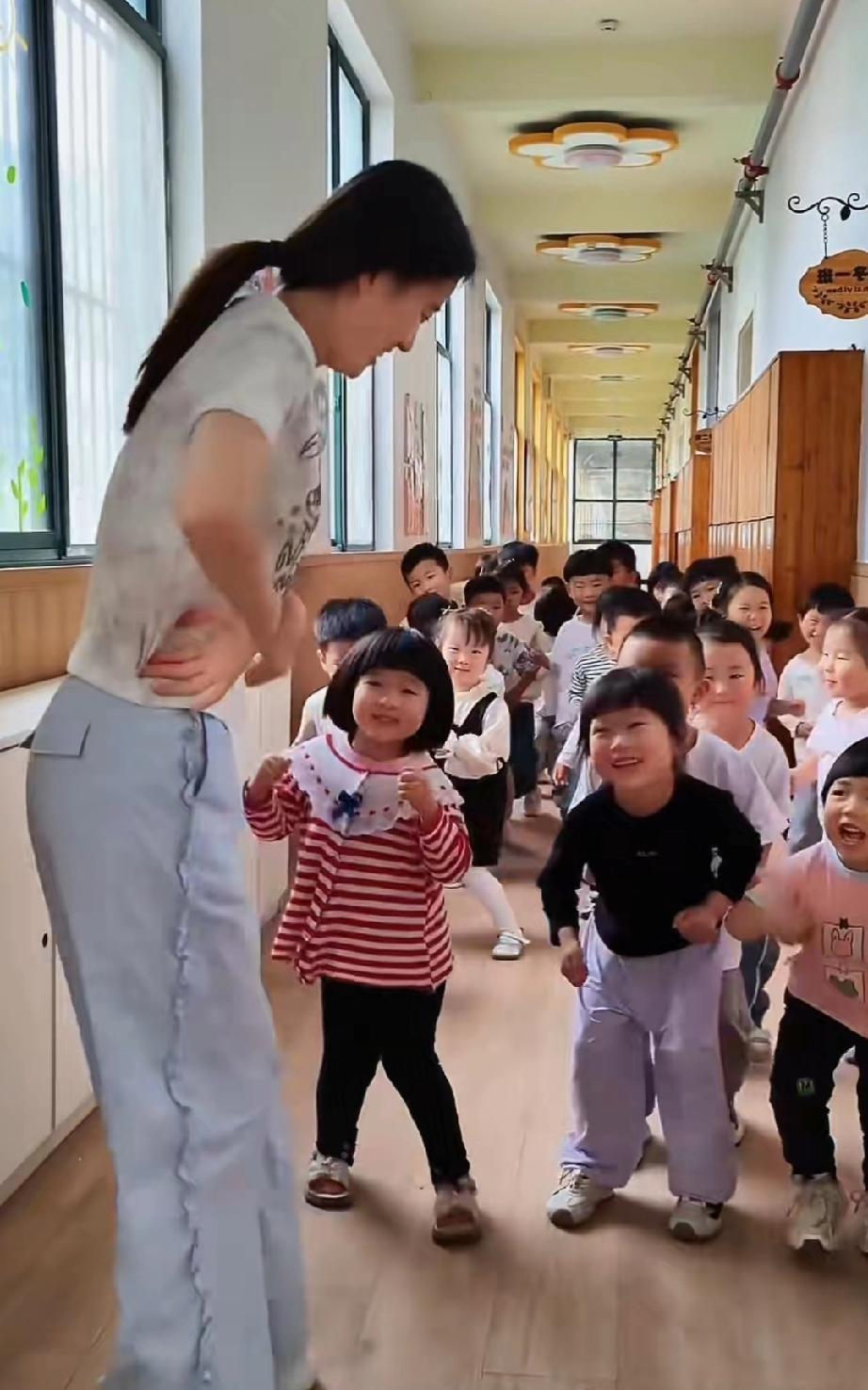 幼儿园老师可真是拼尽全力了，一整天表面上看着唱唱跳跳热热闹闹，实际上却累得不行。
