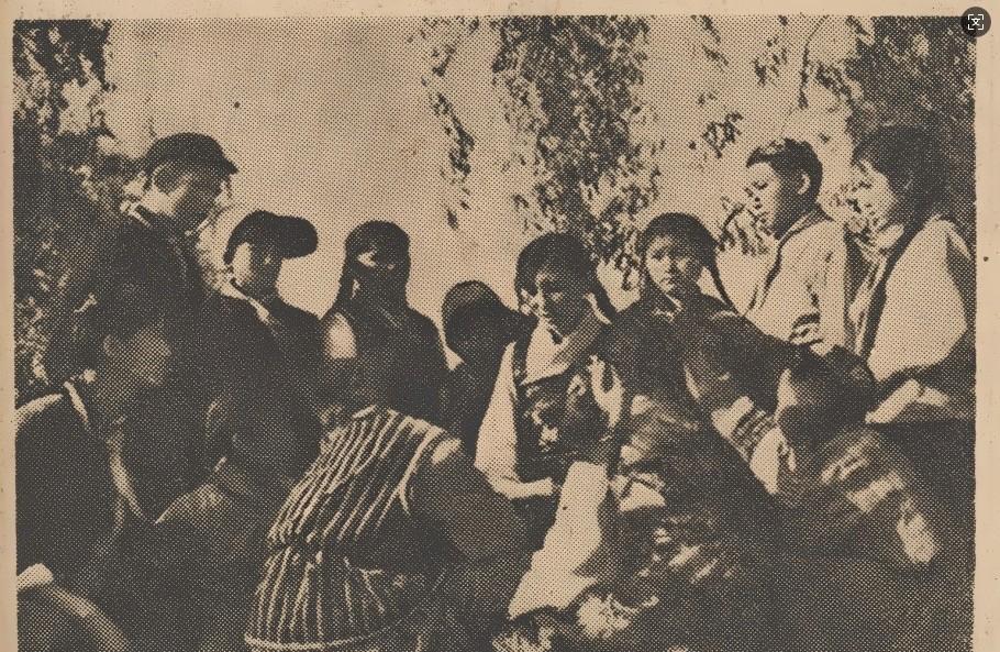 1964年6月2日的《甘肃日报》刊登照片，西北民族学院学习的少数民族少先队员在听