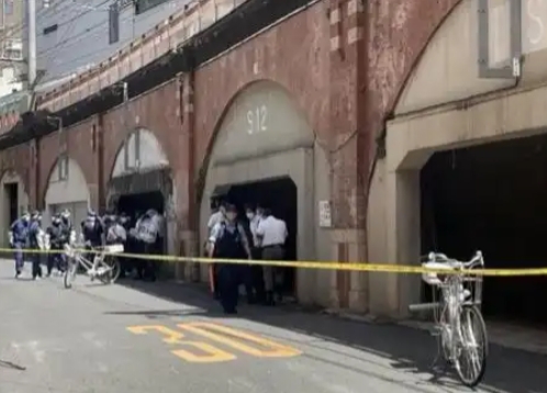就在昨天，
也就是 7 月 31 日，
两名中国同胞在日本东京街头被四个手持铁棍