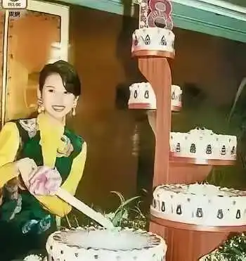 原来蔡少芬的18岁成人礼是刘銮雄为她举办的？？她那个时候真美！
