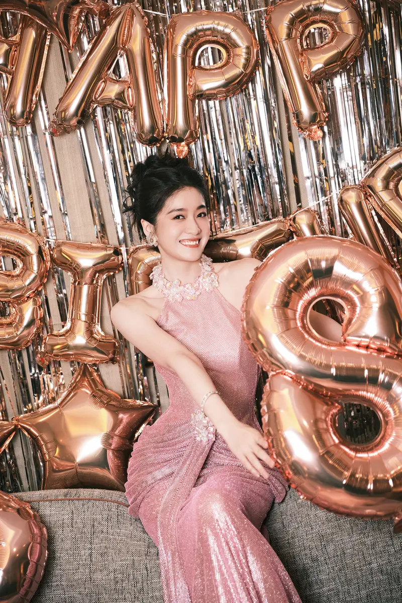 张雪迎穿粉色亮片裙似人鱼姬 笑容甜美灿烂庆祝28岁生日
