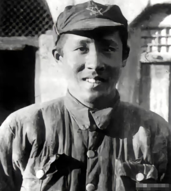 1936年，廖承志结束长征，到达陕北，拍了一张军装照片，寄给母亲，给母亲何香凝报