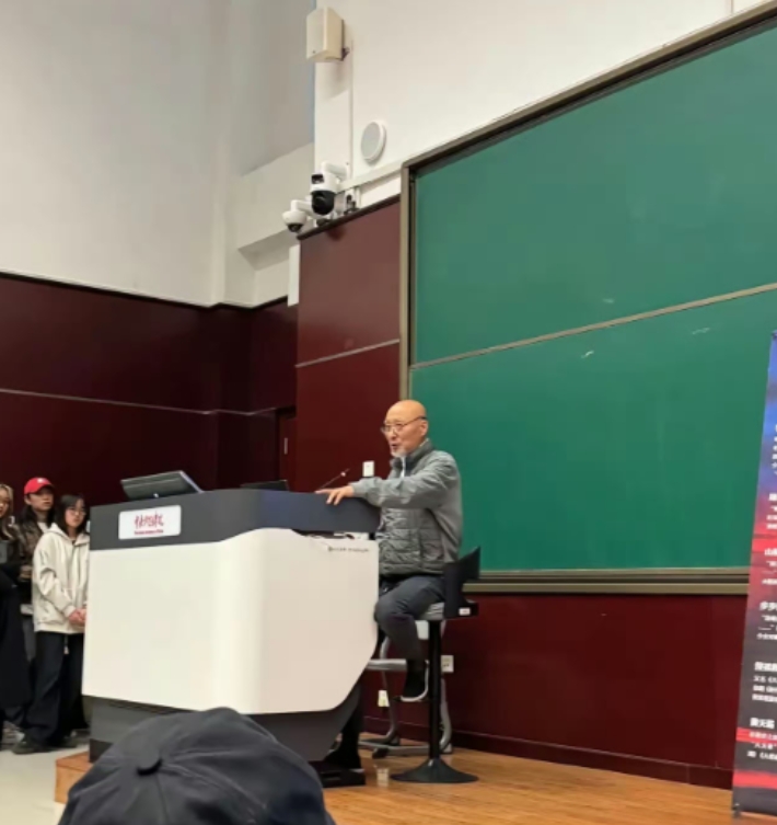 3月15日,陈佩斯在中央戏剧学院讲课。临近结束时有同学提问:“演的戏包袱不响怎么
