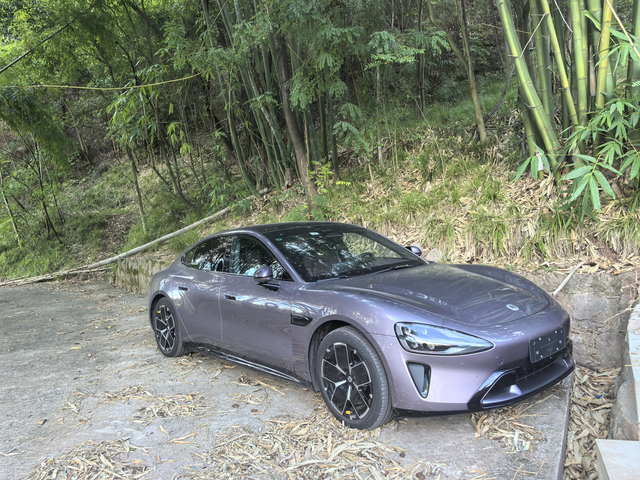 小米SU7
小米这颜值，没谁能拒绝吧，不过现在有很多网络喷子，估计都是吃不到葡萄