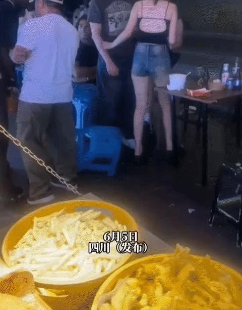 女子遭外国男子骚扰，中国小伙挺身而出…
网友：犯浑也不看看这是哪？
