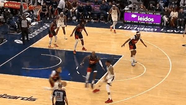 字母哥挡拆顺下，滞空接球空接单手暴扣得分