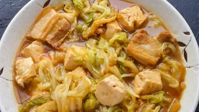 白菜炖豆腐（清淡暖胃，冬日暖身）