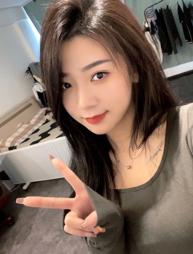 小时候，以为人生就是琴棋书画诗酒花，长大后才发现，是柴米油盐酱醋茶。