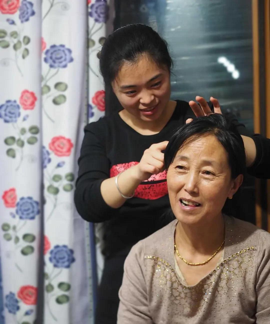那扇门关上时，我听见婆婆在厨房轻声说：“现在的年轻人，真不知节俭。”声音不大，却