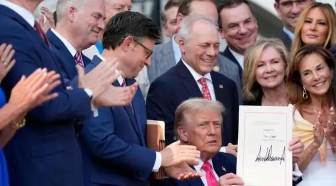 特朗普盯上加拿大了











**第一段：惊天巨变，加拿大岌岌可危？