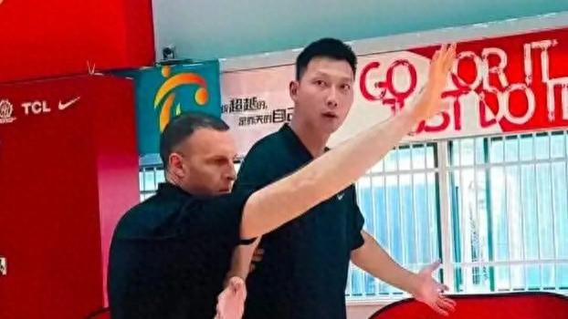 易建联现身，现场教学篮球技巧，球迷调侃卡位不能在他前面